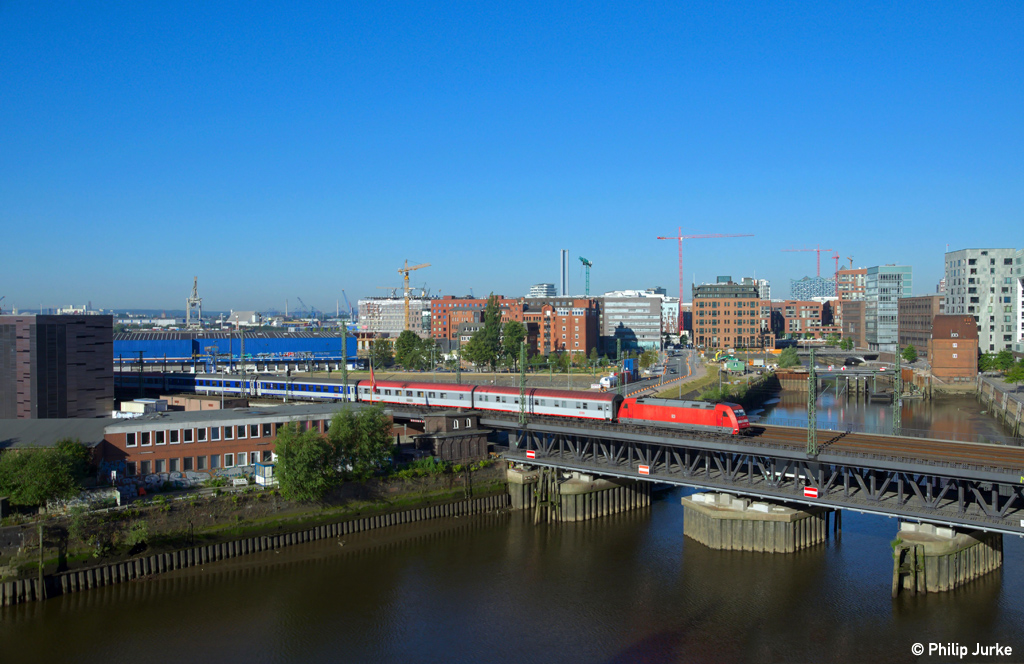 101 050-3 mit dem EN 490 von Wien nach Hamburg am 02.08.2013 auf der Hamburger Oberhafenbr�cke.
