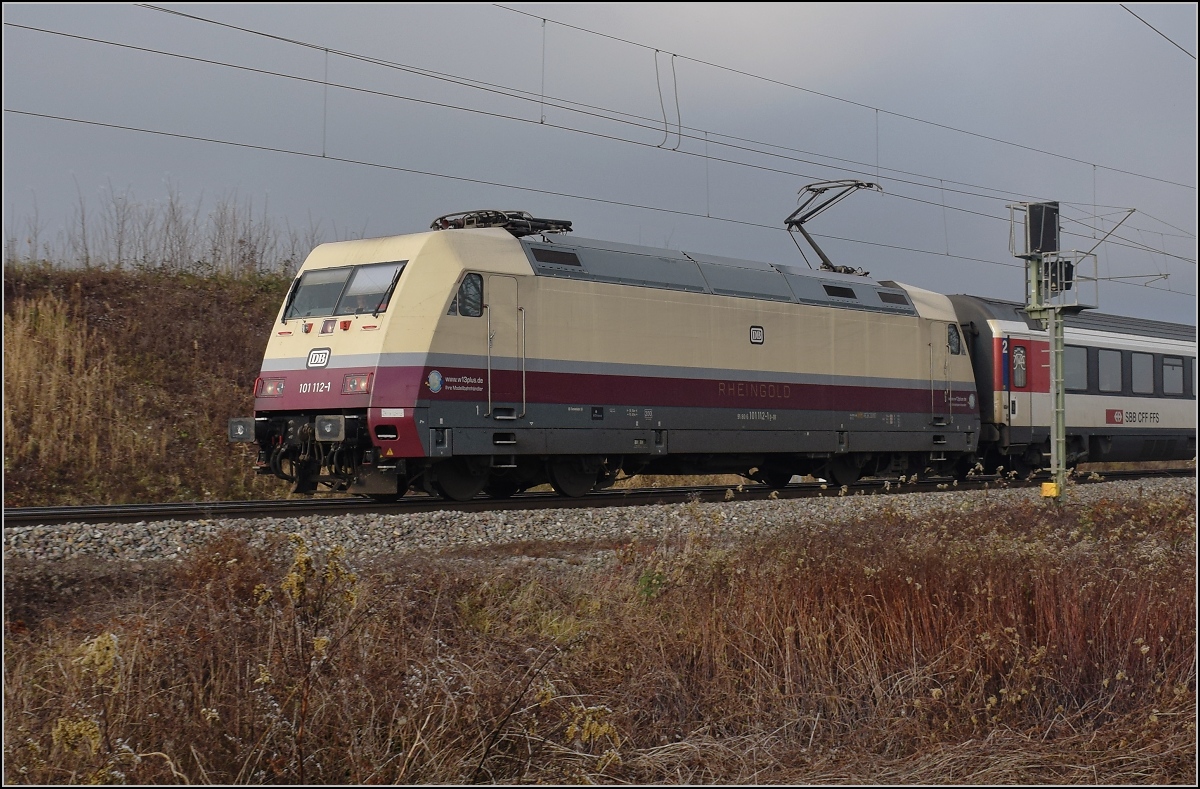 101 112 im imaginären Rheingoldanstrich. Schliengen, Dezember 2018.