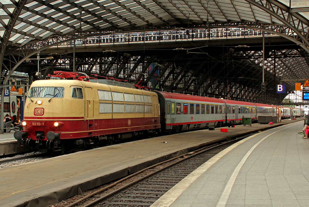 103 113-7 am IC118 nach M�nster(Westf)beim Halt in K�ln Hbf am 26.08.2013