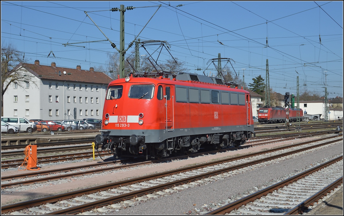 110er-Glück in Singen.

Der Bügelfalte 115 293-3 parkt auf einem Stumpengleis des Bahnhofs Singen an Bahnsteig 2. März 2014.