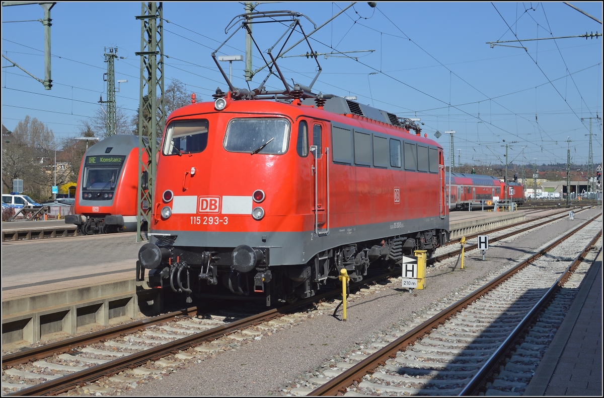 110er-Glück in Singen.

Die Bügelfalte 115 293-3 fährt zu ihrem Parkplatz in Singen. März 2014.