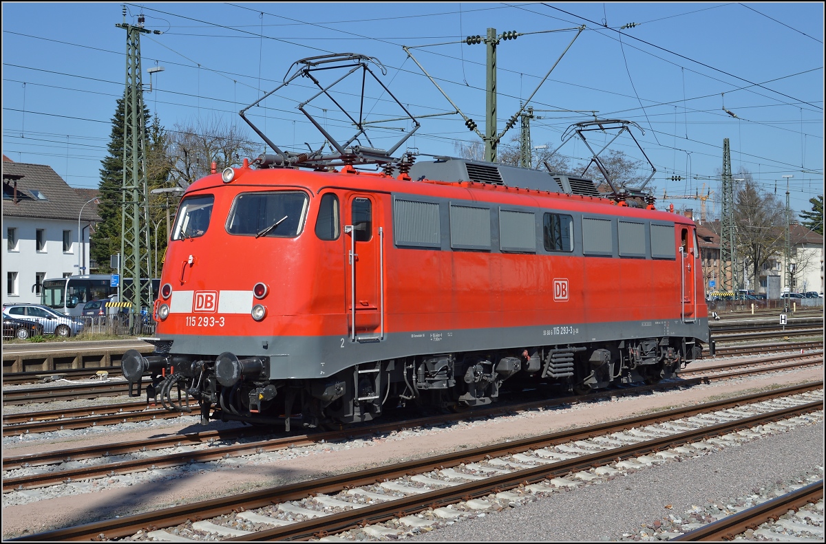 110er-Glück in Singen.

Die Bügelfalte 115 293-3 parkt auf einem Stumpengleis des Bahnhofs Singen an Bahnsteig 2. März 2014.