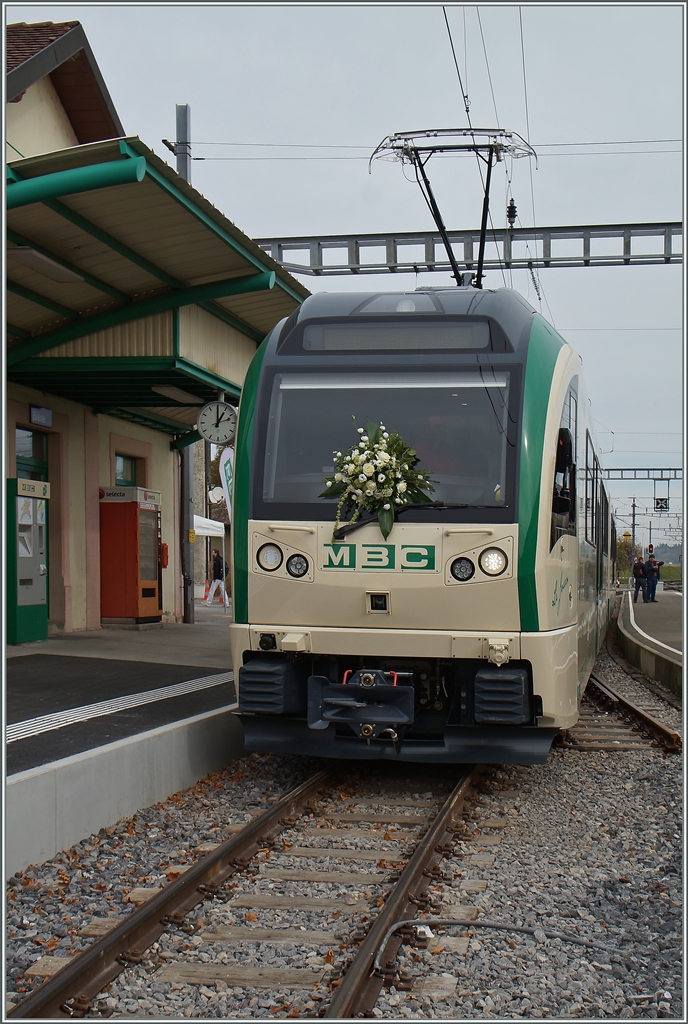 120 Jahre BAM MBC: Nachdem der SURF (S�rie Unifi�e Romande pour R�seau Ferr� m�trique) Be 4/4 31 und 32 ihr VIP G�ste nach Apples brachte und dort getauft wurde, konnten die neuen Triebwagen in Bi�re besichtigt werden.
24. Okt. 2015