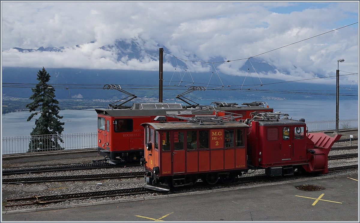 125 Jahre Rochers de Naye Bahn 1897 - 2017: die Feierlichkeiten zum Jubiläum 125 Jahre Rochers de Naye Bahn fanden Mitte September statt, unter anderem mit einer live kommentierten Fahrzeugparade in Glion. Das Bild zeigt  einen Vergleich der HG 2/2 mit der X rote 3 und der Hem 2/2 N° 11 und den X rote 4. 
16. Sept. 2017