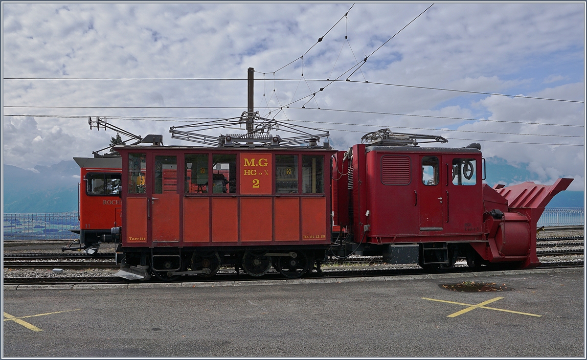 125 Jahre Rochers de Naye Bahn 1897 - 2017: die Feierlichkeiten zum Jubiläum 125 Jahre Rochers de Naye Bahn fanden Mitte September statt, unter anderem mit einer live kommentierten Fahrzeugparade in Glion. Das Bild zeigt  einen Vergleich der HGe 2/2 N° (die auf anordnung des BVA nicht mehr bewegt werden durfte) mit der X rote 3 und der Hem 2/2 N° 11 und den X rote 4. 
16. Sept. 2017