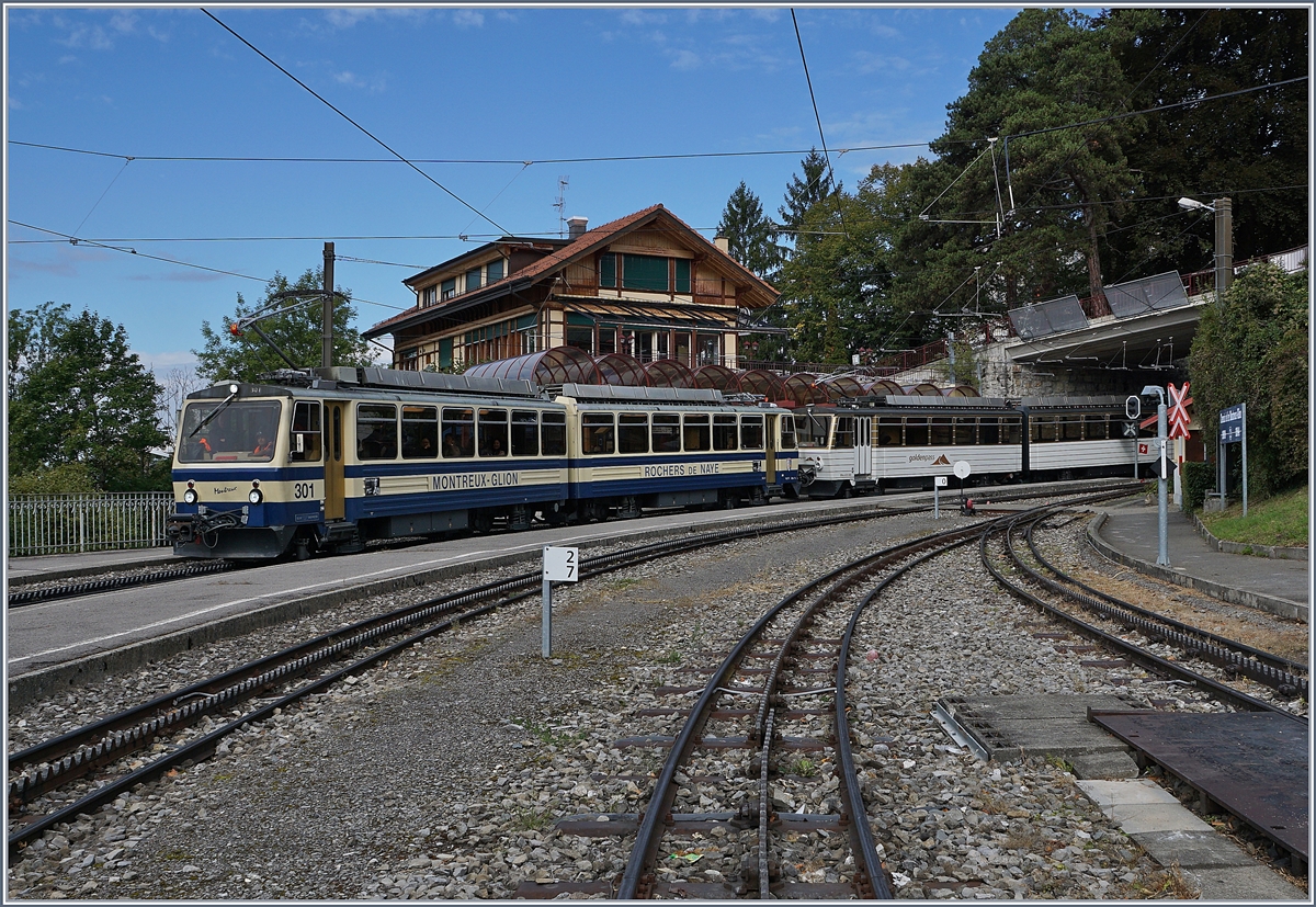 125 Jahre Rochers de Naye Bahn 1897 - 2017: die Feierlichkeiten zum Jubiläum 125 Jahre Rochers de Naye Bahn fanden Mitte September statt, unter anderem mit einer live kommentierten Fahrzeugparade in Glion. Programmpunkt Nummer drei war dann der Regelzug vom Rochers de Naye nach Montreux, welcher mit dem erste gelieferten und dem letzen gebauten Bhe 4/8 301 und 305 bestand. Die fünf Bhe 4/8 können seit einigen Jahren in Vielfachsteuerung verkehren und bewältigen praktisch den gesamten Verkehr auf der Rochers de Naye Bahn. Der Bhe 4/8 305 wurde nachträglich bei der MOB in Chernex nachgebaut; vier gleiche Züge (jedoch ohne Vielfachsteuerung) verkehren auch auf der Monte Generosso Bahn.
16. Sept. 2017 