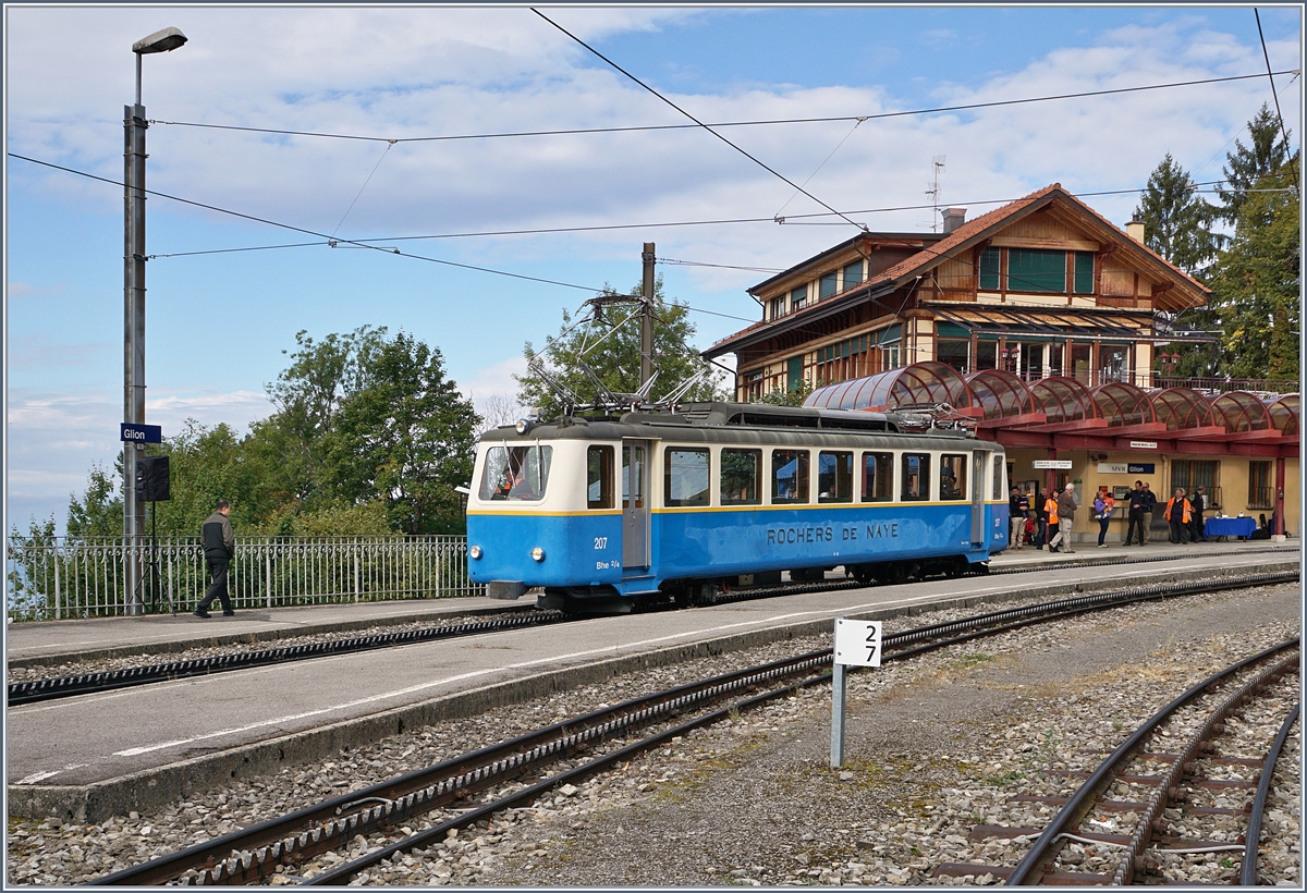 125 Jahre Rochers de Naye Bahn 1897 - 2017: die Feierlichkeiten zum Jubiläum 125 Jahre Rochers de Naye Bahn fanden Mitte September statt, unter anderem mit einer live kommentierten Fahrzeug Parade in Glion. Der Bhe 2/4 207 bei seiner Parade in Glion. 
Neben dem Bhe 2/4 207 sind noch die Bhe 203 und 204 bei der Rochers de Naye Bahn vorhanden, somit fand ich es schade, dass diese beiden Triebwagen nicht auch zu sehen warn, z.B als  Nostalgiezüge  auf den Rochers de Naye.
16. Sept. 2017
