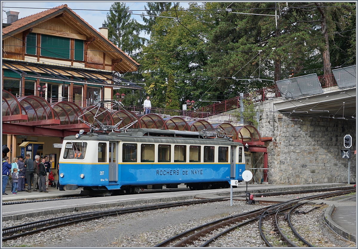 125 Jahre Rochers de Naye Bahn 1897 - 2017: die Feierlichkeiten zum Jubiläum 125 Jahre Rochers de Naye Bahn fanden Mitte September statt, unter anderem mit einer live kommentierten Fahrzeugparade in Glion.
Als zweiter Programmpunkt zeigte sich der Bhe 2/4 207.
16. Sept. 2017