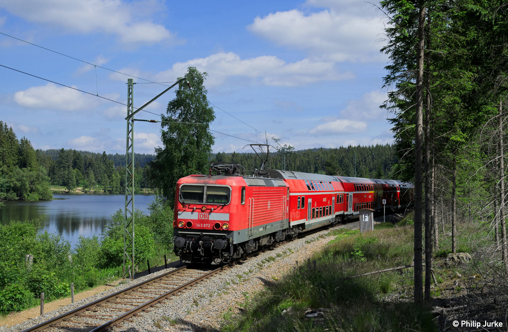 143 972-8 mit der RB 26927 (Freiburg(Breisgau)Hbf - Seebrugg) am 21.06.2014 am Windgfällweiher.
