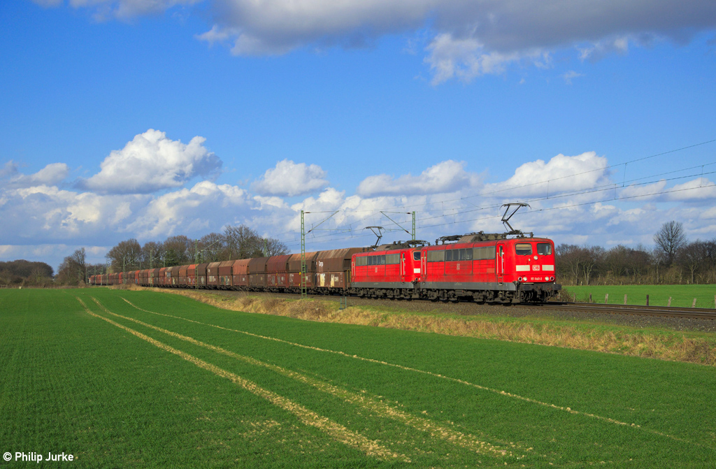 151 045-2 und 151 058-5 mit einem Fal-Zug am 16.02.2014 bei Bösinghoven.
