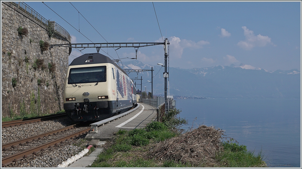 175 Jahre Schweizer Bahnen, und zum Jubiläum wurde neben einer Re 4/4 II auch diese SBB Re 460 019 mit einer Jubiläumsfolie beklebt. Die SBB Re 460 019 mit dem IR 90 1720 bei St-Saphorin. 

25. März 2022