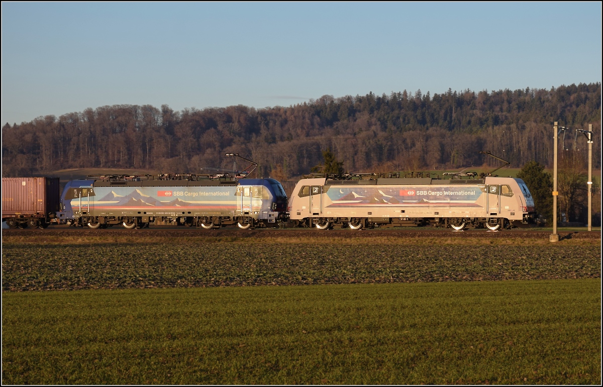 186 909 der Ralpin und 193 529 der SBBCI in Hendschiken. Januar 2022. 