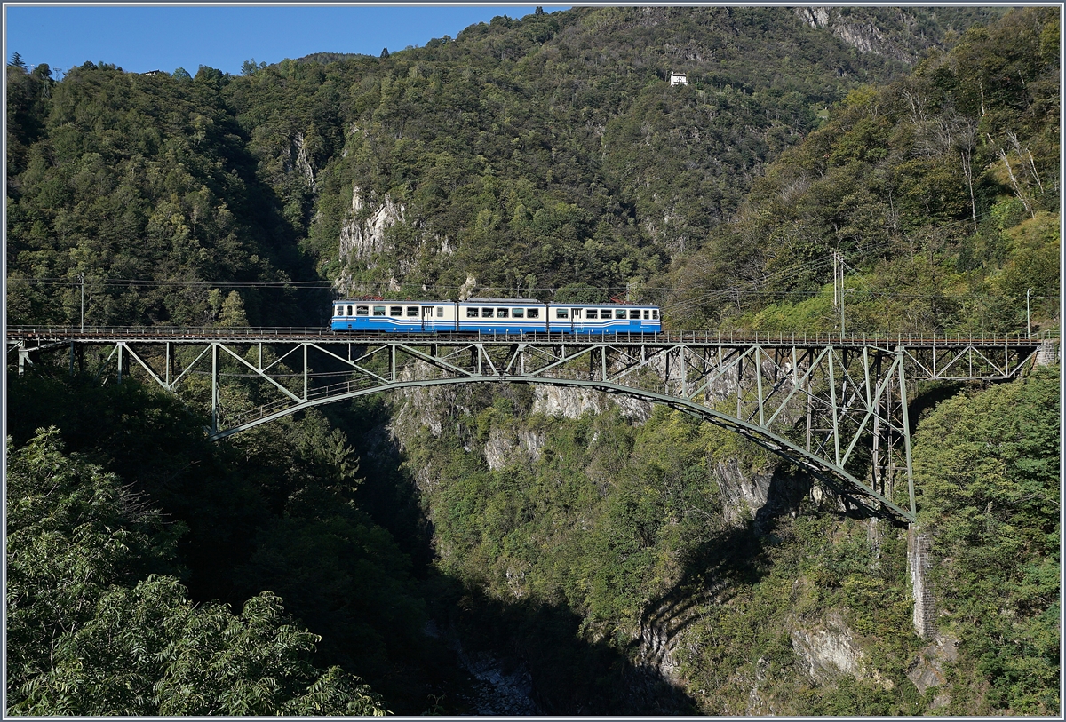 1959 beschafften die SSIF und FART gemeinsam vier Gelenktriebwagen ABe 8/8 21-24. 1982 übernahm die SSIF die beiden FART ABe 8/8 21 und 22. Sehr gut gepflegt sind sie weiterhin im Einsatz, wobei der ABe 8/8 24 zu einem  Treno Panoramico  umgebaut wurde. Die Absicht der FART gänzlich neuen Rollmaterial zu bestellen, dürfte auf absehbare Zeit den Einsatz der ABe 8/8 einschränken. 

Im Bild der ABe 8/8 22  Ticino  als Regionalzug IR 138 von Locarno (10:04) nach Domodossola (an 11:49) kurz vor Intragna auf der Isorno Brücke.

10. Okt. 2019