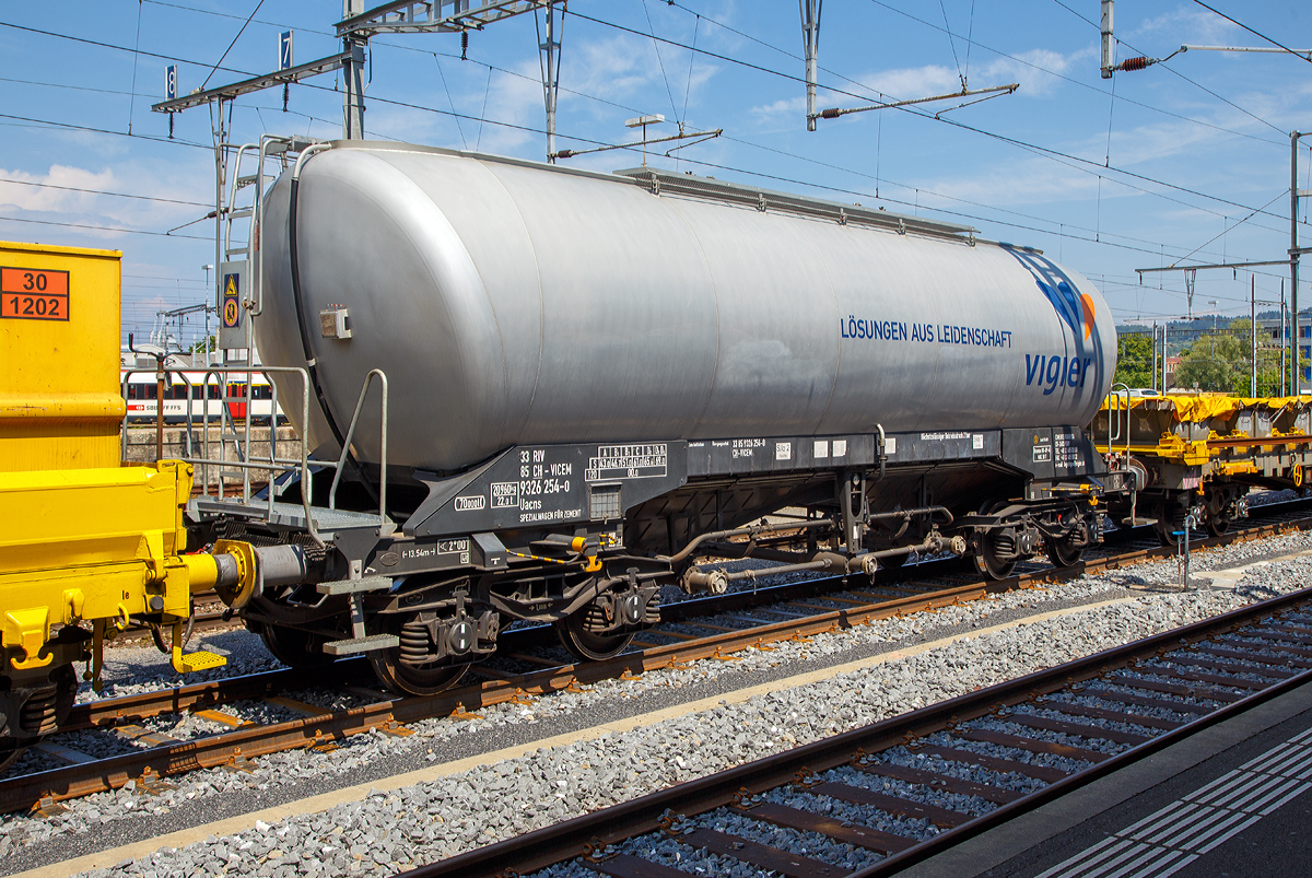4-achsiger Drehgestell-Zementsilowagen 33 85 9326 254-0 CH-VICEM, der Gattung Uacns, der Ciments Vigier SA (Schweiz) am 18.05.2018 in einem Zugverband beim Signalhalt im Bahnhof Yverdon-les-Bains (VD).

TECHNISCHE DATEN: 
Spurweite: 1.435 mm (Normalspur) 
Anzahl der Achsen: 4 
Länge über Puffer 13.540 mm 
Drehzapfenanstand: 8.500 mm 
Achsabstand im Drehgestell: 1.800 mm 
Eigengewicht: 20.960 kg 
Max. Nutzlast: 69,0  t (ab D3) 
Max. Achslast: 22 t
Gesamtvolumen: 70.000 Liter (2x 35.000 l) 
Höchstgeschwindigkeit: 100 km/h / 120 km/h (leer) 
Ladegut: Zement