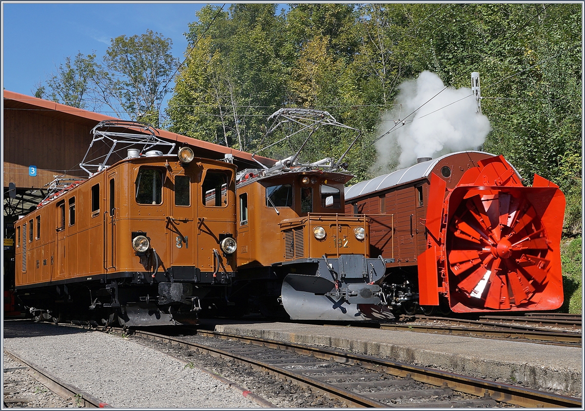 50 Jahre Blonay Chamby - MEGA BERNINA FESTIVAL: Unter dem Titel  Aligenment  fand in Chaulin eine Aufstellung der Bernina Fahrzeuge statt. Von links nach rechts, Bild 3: Die Bernina Bahn BB Ge 4/4 81 (ex BB Ge 6/6 81 bzw. ab 1929 Ge 4/4 81, später RhB Ge 4/4 181) mit dem Revisionsdatum 7.9.18, das Bernina Krokodil Ge 4/4 182 und die Dampfschneeschlauder Xrot D 9214 (bzw. 1052) 8. September 2018