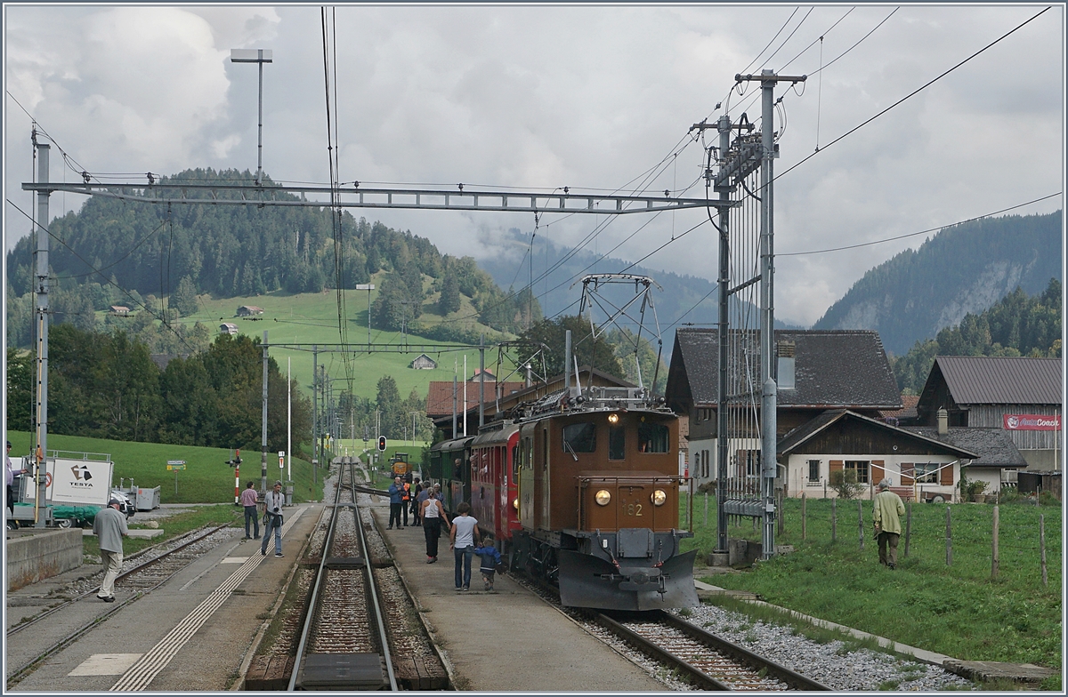 50 Jahre Blonay Chamby - Bündnertag im Saaneland: Das RhB Bernina Krokodil Ge 4/4 182 wartet mit seinem Zug nach Bulle in Rougemont die Überholung durch den IR 2123 ab. Dieses Bild entstand aus der letzten Wagen des IR 2123 und bildet den Abschluss einer äusserst gelungen und eindrücklichen Veranstaltung.
14. Sept. 2018