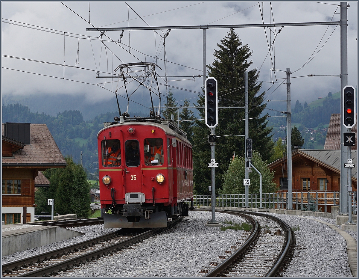 50 Jahre Blonay Chamby - Bündnertag im Saaneland: Der Bernina ABe 4/4 I 35 rangiert in Gstaad.
14. Sept. 2018
