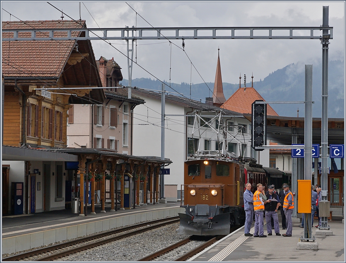 50 Jahre Blonay Chamby - Bündnertag im Saaneland: Die RhB Ge 4/4 182 und der RhB ABe 4/4 35 warten in Château d'Oex mit ihrem Extrazug von Bulle nach Gstaad auf die Weiterfahrt. 
14. Sept. 2018