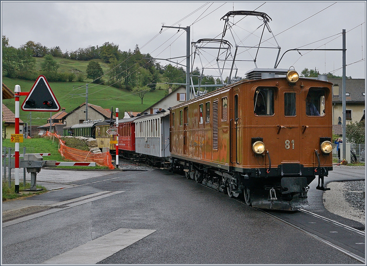 50 Jahre Blonay Chamby - MEGA BERNINA FESTIVAL -  Bündner Tag im Saaneland : Die BB Ge 4/4 81 (RhB Ge 4/4 181) erreicht mit ihrem Extrazug Montreux - Gstaad den Bahnhof Montbovon. 14. Sept. 2018