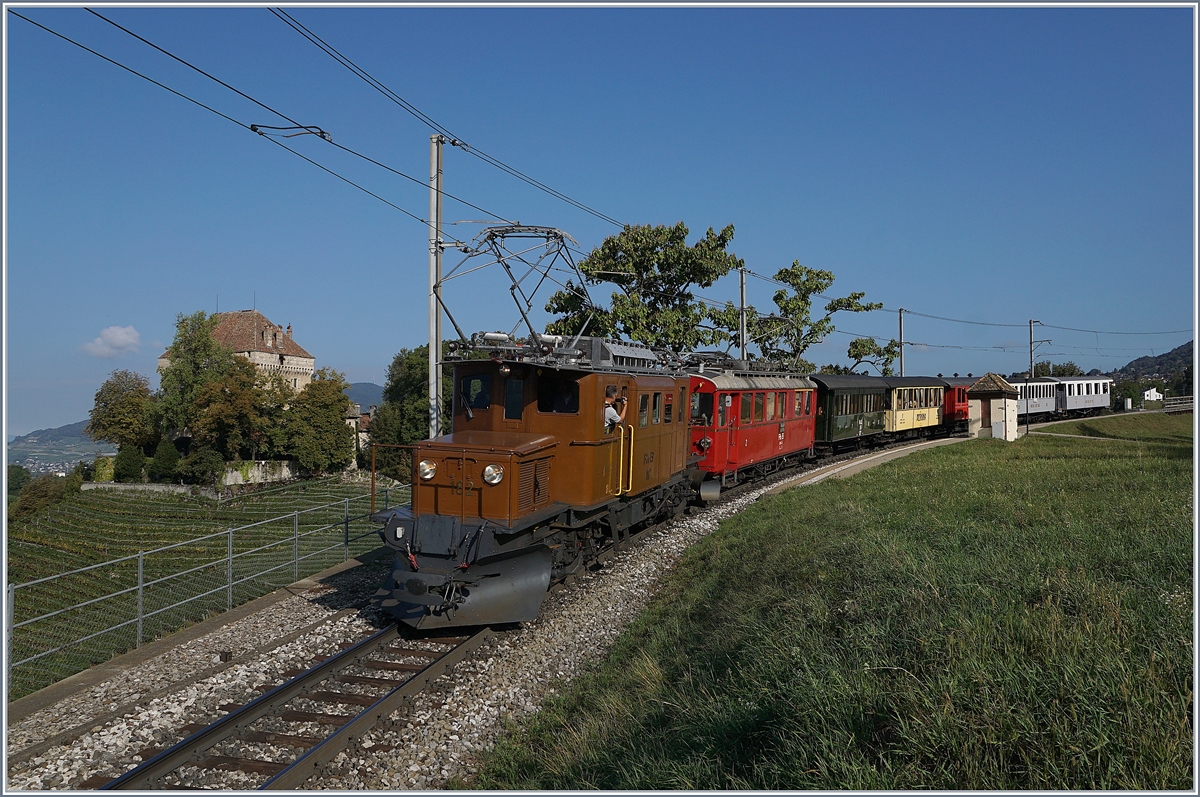 50 Jahre Blonay Chamby - MEGA BERNINA FESTIVAL: Das RhB Bernina Krokodil Ge 4/4 182 und der RhB ABe 4/4 35 sind mit dem Riviera Belle Epoque bei Châtelard VD unterwegs nach Montreux.
15. Sept. 2018