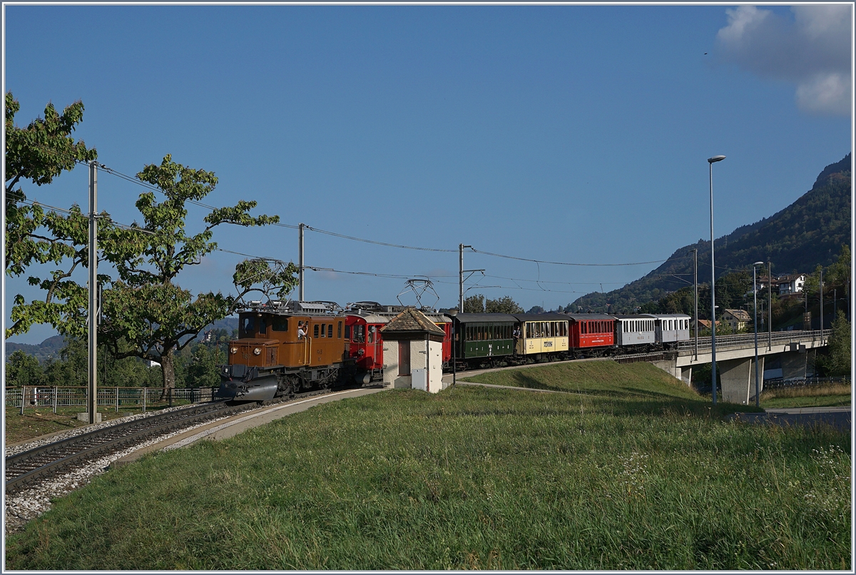 50 Jahre Blonay Chamby - MEGA BERNINA FESTIVAL: Das RhB Bernina Krokodil Ge 4/4 182 und der RhB ABe 4/4 35 sind mit dem Riviera Belle Epoque bei Châtelard VD unterwegs nach Montreux.
15. Sept. 2018