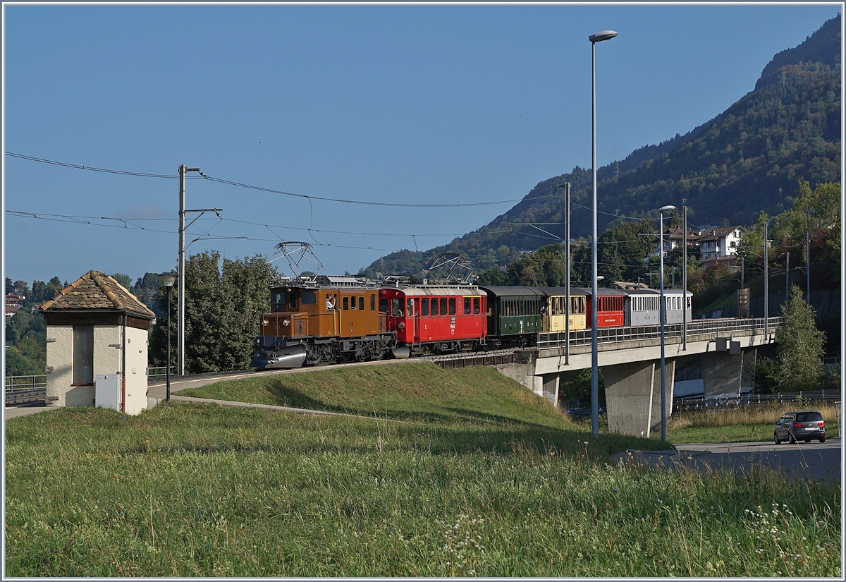 50 Jahre Blonay Chamby - MEGA BERNINA FESTIVAL: Das RhB Bernina Krokodil Ge 4/4 182 und der RhB ABe 4/4 35 sind mit dem Riviera Belle Epoque bei Châtelard VD unterwegs nach Montreux.
15. Sept. 2018