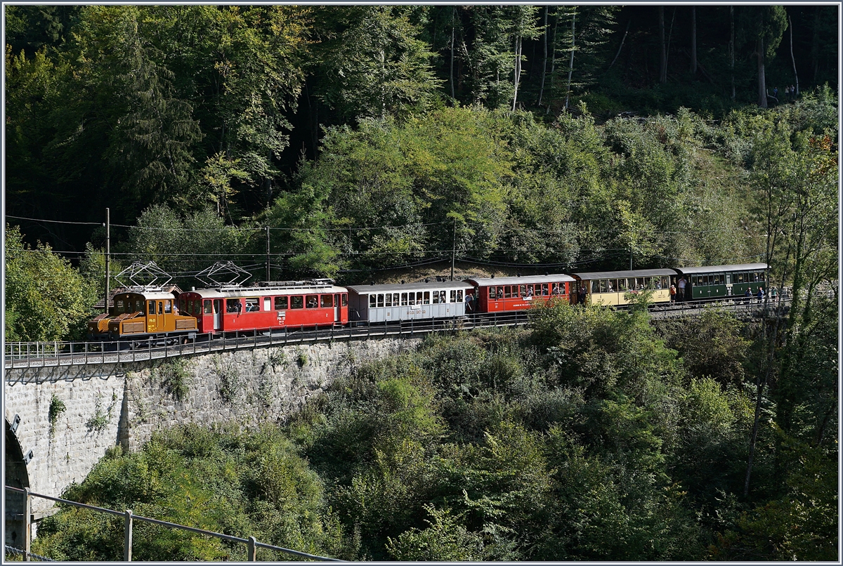 50 Jahre Blonay Chamby - MEGA BERNINA FESTIVAL: Die RhB Bernina Ge 2/2 161 Asnin (Eselchen) und der RhB ABe 4/4 35 mit einem bunten Zug bei Vers Chez Robert beim Baie de Clarens Viadukt auf dem Weg nach Blonay.
15. Sept. 2018