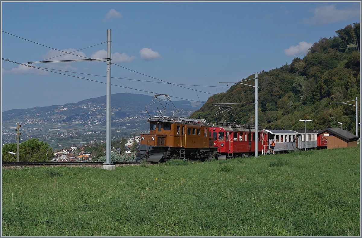 50 Jahre Blonay Chamby - MEGA BERNINA FESTIVAL: Das RhB Bernina Krokodil Ge 4/4 182 und der RhB ABe 4/4 35 bei einem Signalhalt in Sonzier mit ihrem Riviera Belle Epoque auf der Fahrt nach Chaulin.
15. Sept. 2018