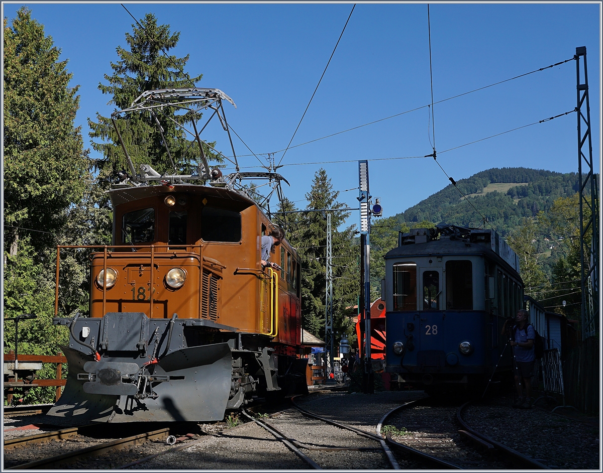 50 Jahre Blonay Chamby - MEGA BERNINA FESTIVAL: das Bernina Krokodil Ge 4/4 182 beim Manöver in Chaulin.

9. Sept. 2018