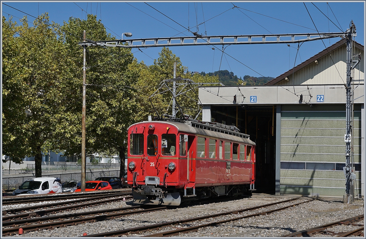 50 Jahre Blonay Chamby - MEGA BERNINA FESTIVAL: W�hrend des B-C Bernina Festival verkehrte am Sonntag einige Z�ge der BC bis nach Vevey. 
Da der Zug relativ lang, und zudem die Treibfahrzeuge untereinander auch in Umgekehrter  Reihenfolge d.h. das Krokodil an der Spitze verkehren sollten ergab sich auf den recht engen Gleisangelange von Vevey ein sogenanntes  Kaiserman�ver , ein Ausdruck f�r eine etwas komplizierteres  Rangieren, in diesem Fall mit dem Belle Epoque Zug, dem RhB Ge 4/4 182 und dem RhB ABe 4/4 35. 


9. Sept. 2018
