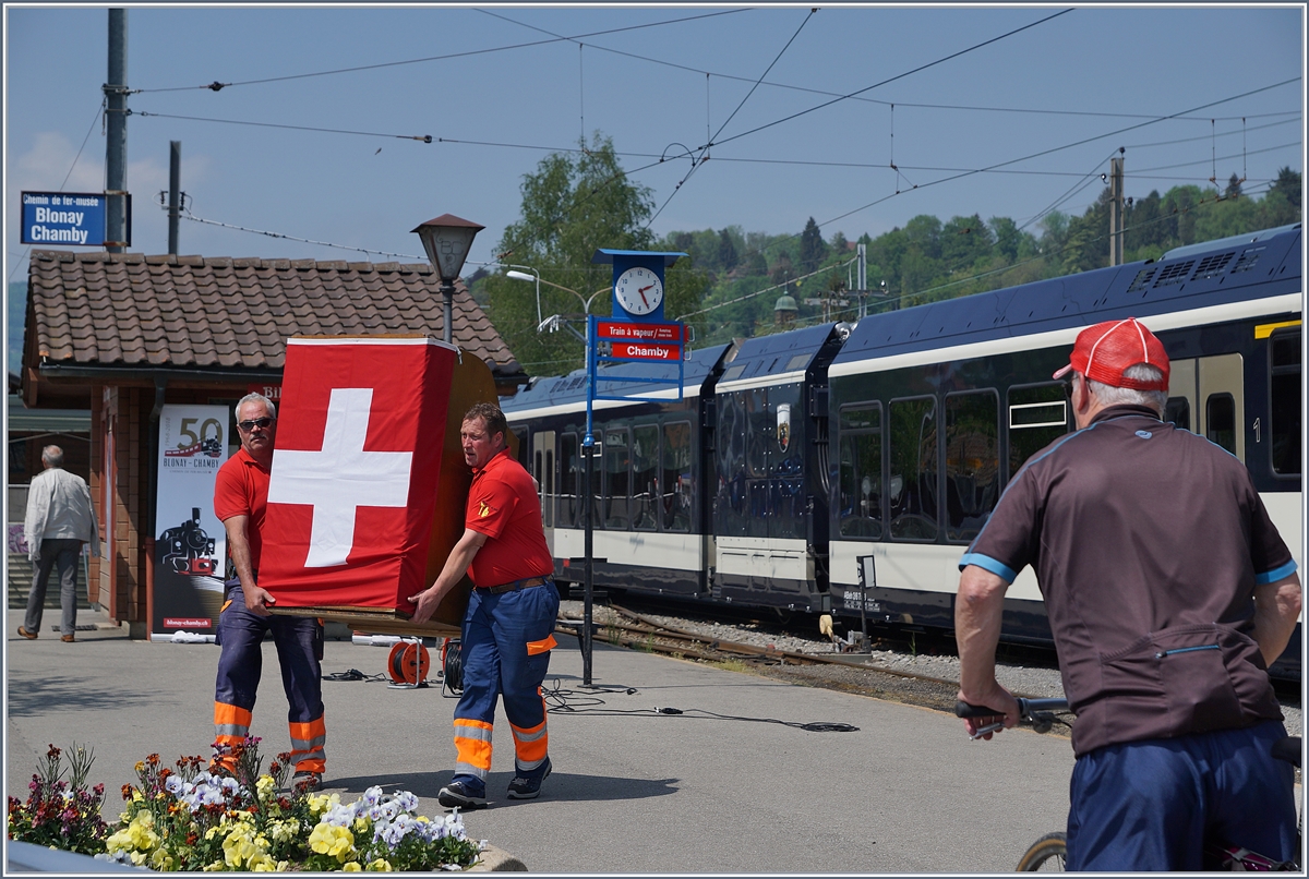 50 Jahre Blonay - Chamby Museumsbahn: Das Jubiläumsjahr wurde feierlich eingeleitet und das Fest kann beginnen, doch das Rednerpult hat vorerst ausgedient. 
Blonay, 4. Mai 2018