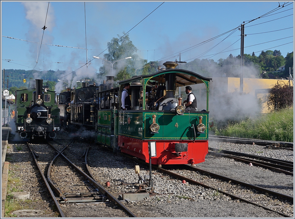 50 Jahre Blonay - Chamby; Mega Steam Festival: Am Freitag, den 11. Mai fand für vorab angemeldete Teilnehmer eine Foto- und Filmfahrt statt. Dies war für mich kein Thema, da ich arbeiten musste. Hingegen nutzte ich die Gelegenheit, die Abfahrt der zahlreichen Dampfloks in Blonay zu fotografieren. Acht Dampflok standen in Blonay! Auf dieses Bild passten folgende (B-C Bezeichnungen): FP 4 (1900), TS 60 (1898), sowie die LEB 5 (1980). Nicht zu sehen sind die CFF 208 (1913), die SEG 105 (1918) die CP E 164 (1905) und die FO 4 (1913) sowie hinter der LEB 5 die JS 909/BAM 6 (1901)
11. Mai 2018