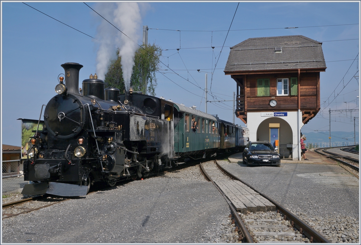 50 Jahre Blonay - Chamby; Mega Steam Festival: Die BFD HG 3/4 N° 3 ist mit ihrem ersten Zug des Tages in Chamby eingetroffen und und wartet nun auf die Zustimmung zur Fahrt nach Chaulin.
19. Mai 2018