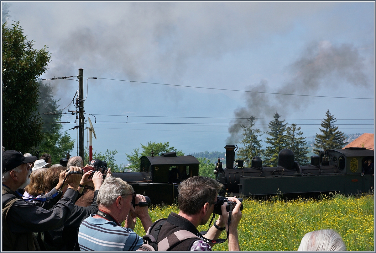 50 Jahre Blonay - Chamby; Mega Steam Festival: Die Bespannung eines Zugs von Blonay nach Chamby an den beiden Samstagen des MSF war durch seinen Einmaligkeit zum Highlight auserkoren worden, und es war auch optisch wie akustisch mehr als eindrücklich, auch wenn jede Dampflok für sich ein Bijou darstellt. Das Bild zeigt die zahlreichen Fotografen und Filmer bei festhalten der sieben Loks bei Chaulin.
19. Mai 2018