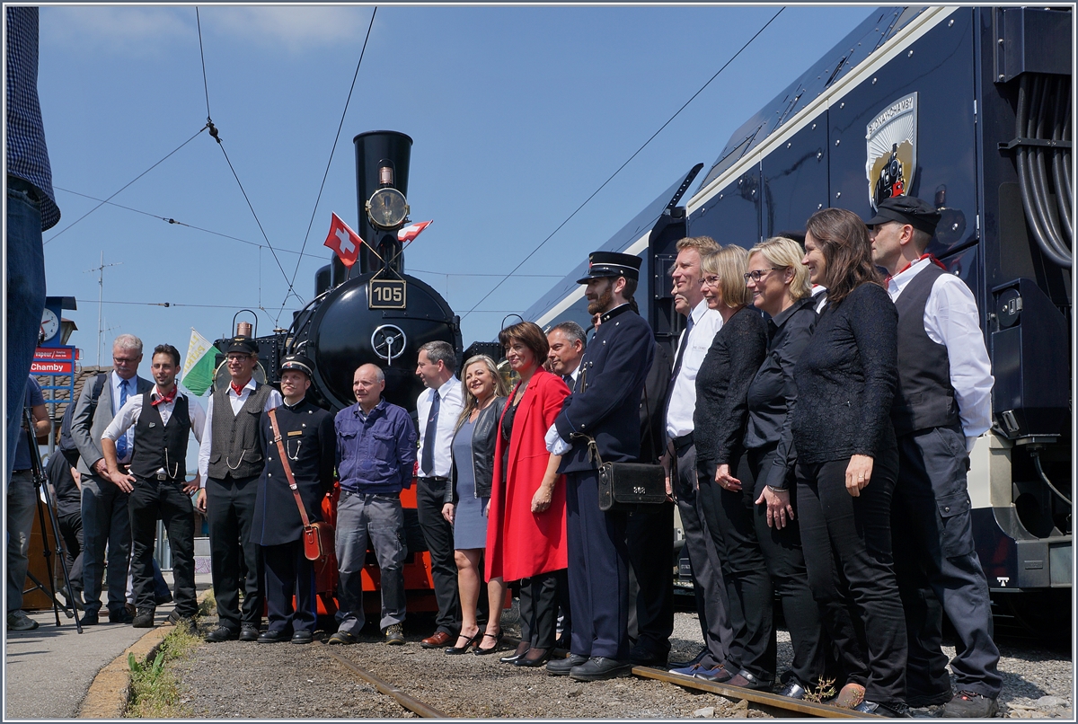 50 Jahre Blonay Chamby: Das Fest kann beginnen; nach einigen Worten die bei einem solchen Anlass üblich sind, stellen sich die Polit-Prominenz und die Blonay-Chamby Mitarbeiter für die Fotografen in Szene.
Blonay, den 4. Mai 2018