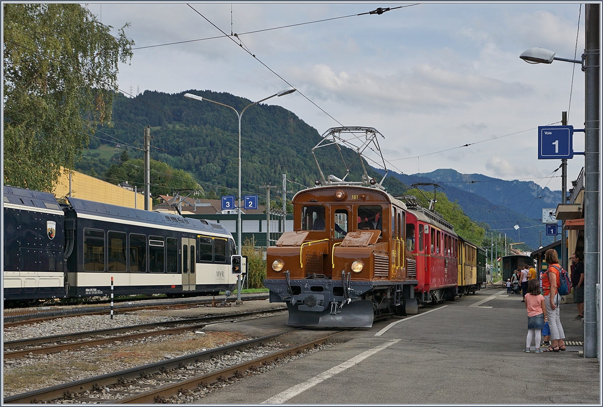 50 Jahre Blonay-Chamby: Die noch in RhB Diensten stehende und als Gastlok bei der Blonay-Chamby Bahn weilende Ge 2/2 161 auf grosser Fahrt: mit dem Bernina Bahn ABe 4/4 35 wartet die kleine Vorspannlok in Blonay auf die Abfahrt nach Vevey. 

9. Sept. 2018