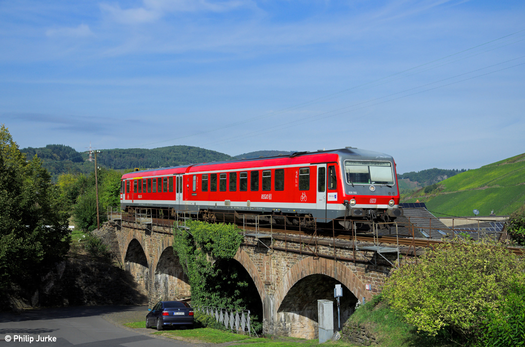 628 592-7 mit der RB 12324 von Bullay nach Traben-Trarbach am 03.10.2013 bei Reil.
