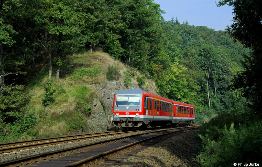 928 670-8 als RB 30761 von Wuppertal nach Remscheid am 25.09.2013 bei Wuppertal-Scharpenacken.
