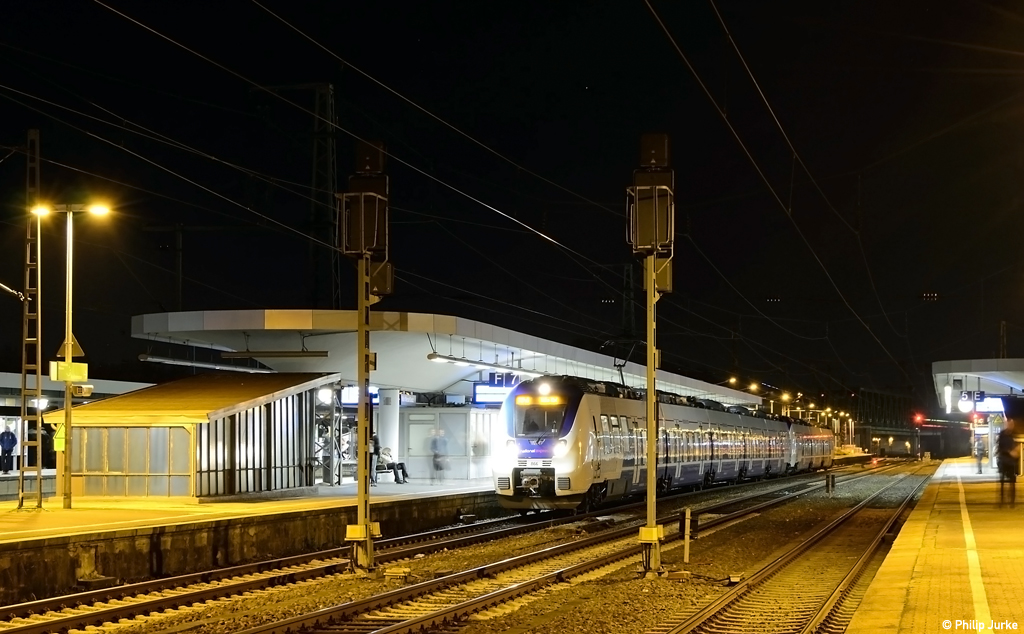 9442 366-2  ET 366  und 9442 154-2  ET 154  als RB 11359 (Wuppertal Hbf - Köln Hbf) am 10.12.2015 in Köln Messe/Deutz.
