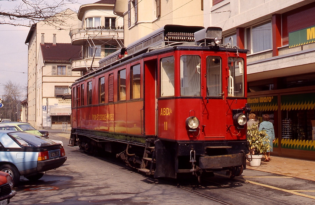 ABDe 4/4 11 der NStCM im Mai 1980 auf dem Bahnhofsvorplatz in Nyon. Seit 2004 f�hrt die Bahn aus einem unterirdischen Kopfbahnhof ab.