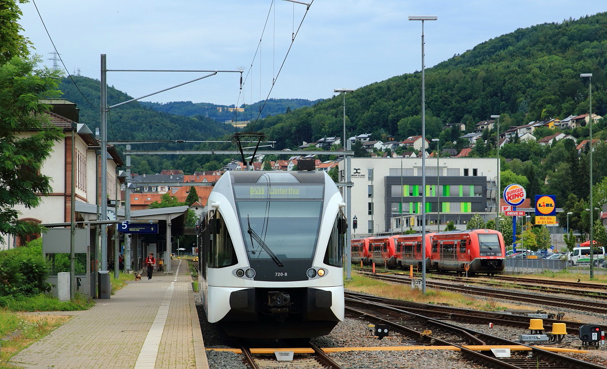Abfahrbereit nach Winterthur steht RABe 526 720 am 26.07.2015 im Bahnhof Waldshut 