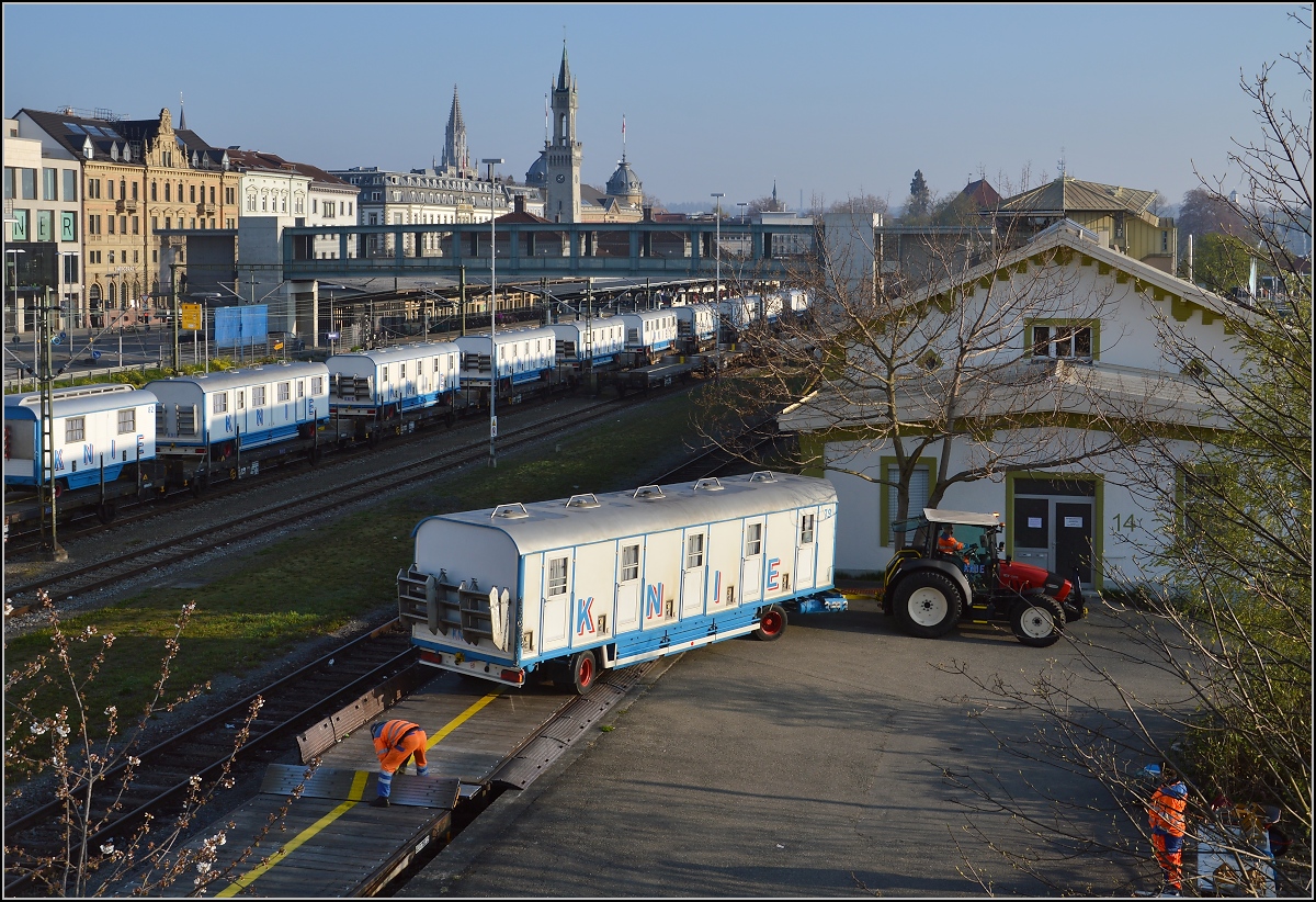 Abladen des Zirkus Knie in Konstanz. Vor der Silhouette der Konstanzer Türme.  April 2016.