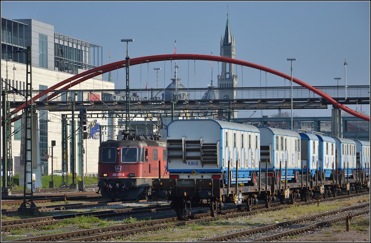 Abladen des Zirkus Knie in Konstanz. Bogen über Re 420 277-6. April 2016.