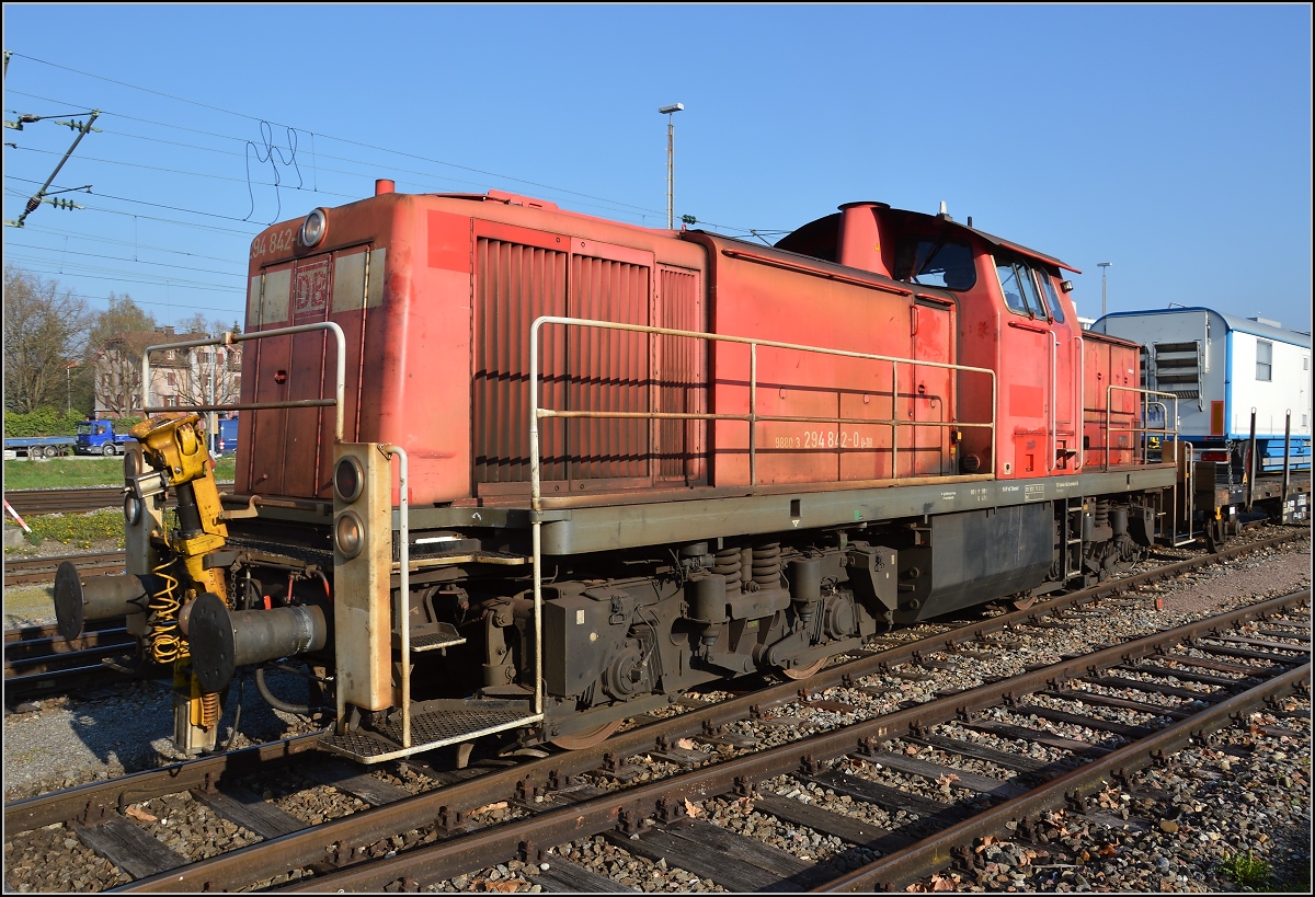 Abladen des Zirkus Knie in Konstanz. Rangierfahrt zur Laderampe, 294 842-0 genauer betrachtet. April 2016.