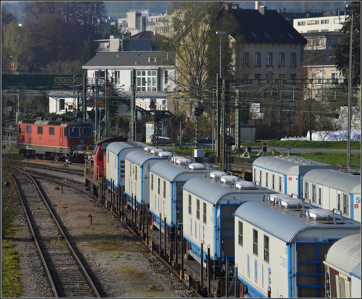Abladen des Zirkus Knie in Konstanz. Ausfahrt des abgeladenen ersten Zirkuszuges nach Romanshorn. Der zweite Teil beleibt in Konstanz. April 2016.
