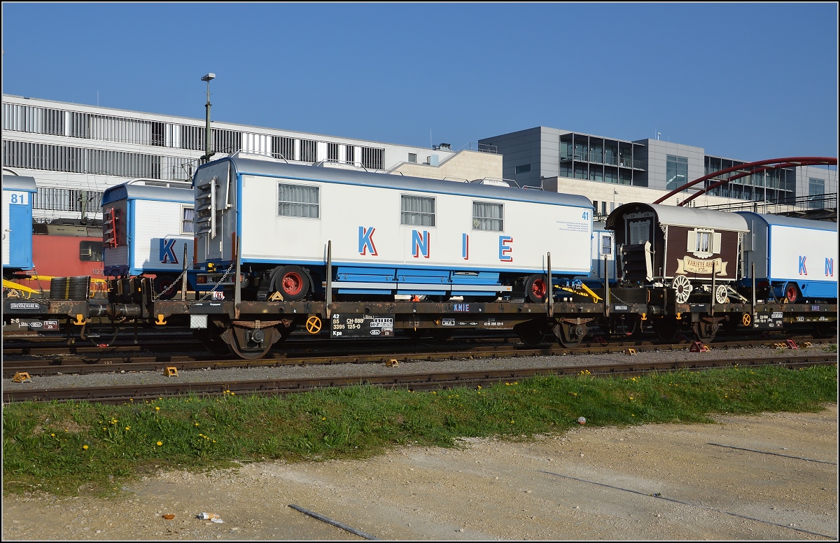 Abladen des Zirkus Knie in Konstanz. Kps-Wagen des Zirkus genauer betrachtet. April 2016.