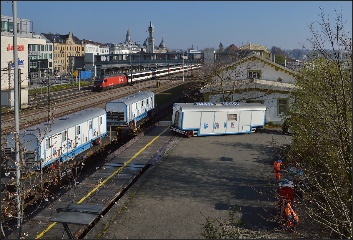 Abladen des Zirkus Knie in Konstanz. Abladen mit Stadtsilouette. April 2016.