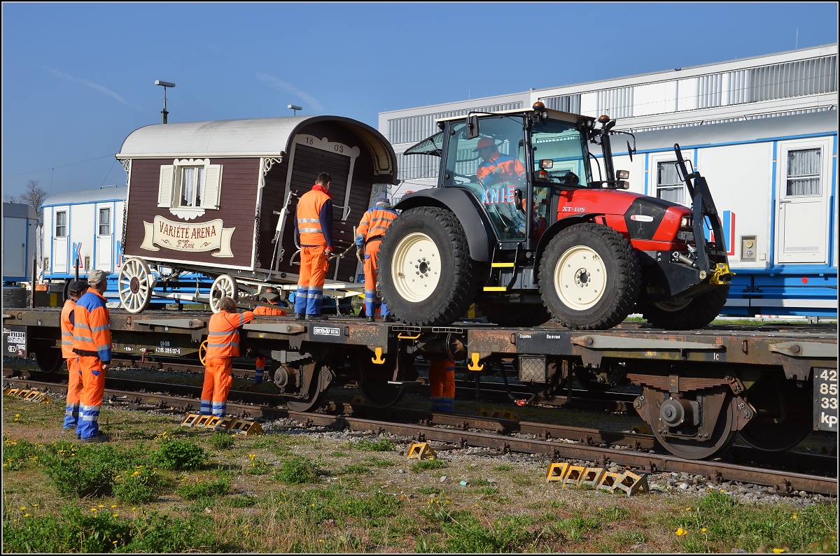 Abladen des Zirkus Knie in Konstanz. Auch ohne Rad kann man den Wagen noch in Position ziehen. April 2016.