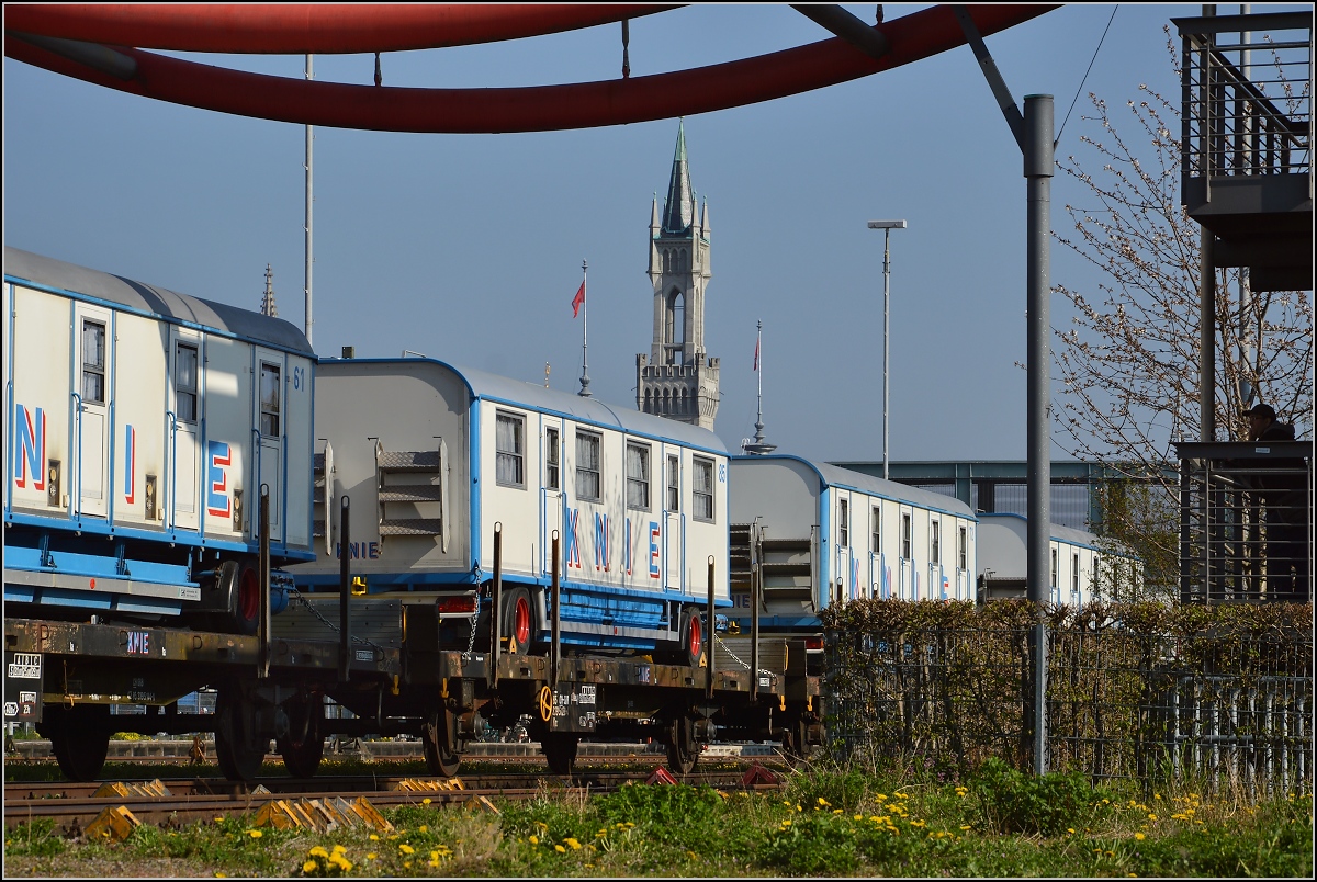 Abladen des Zirkus Knie in Konstanz. Durchblick unter der Bodenseewelle. April 2016.