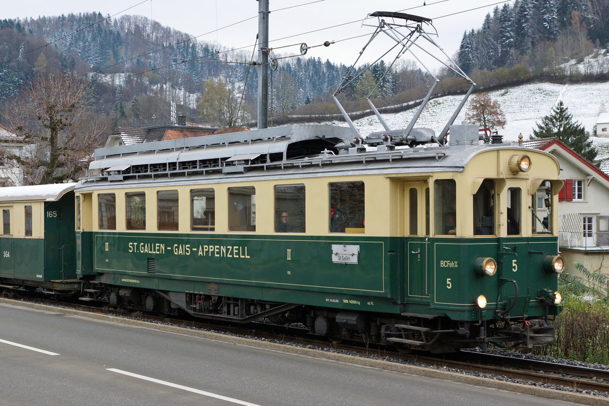 AB/SGA: Portraitaufnahme vom BCeh 4/4 5, entstanden während der Fahrt bei Bühler am 13. November 2016.
Foto: Walter Ruetsch 